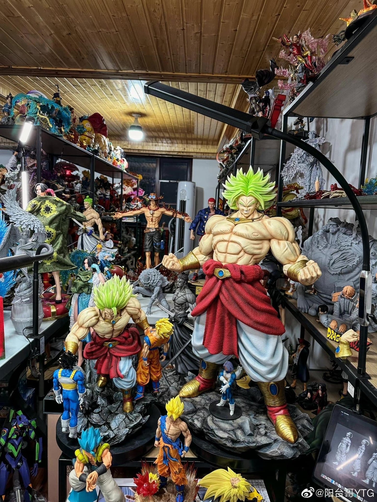Break - Broly StatueCorp