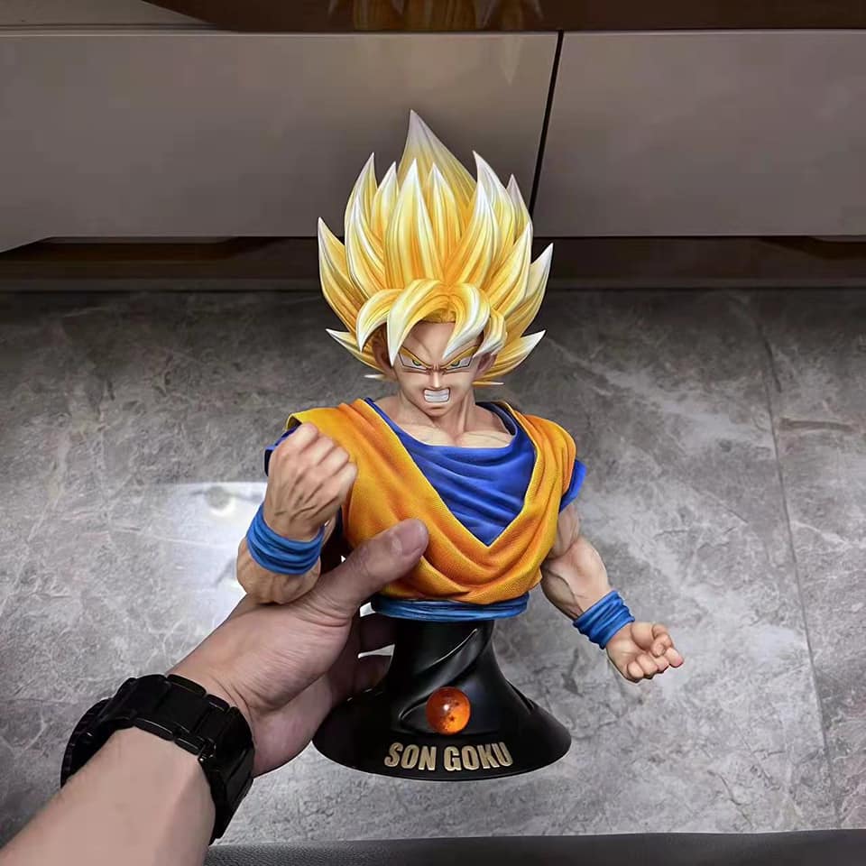 Figure Class - SSJ Goku StatueCorp