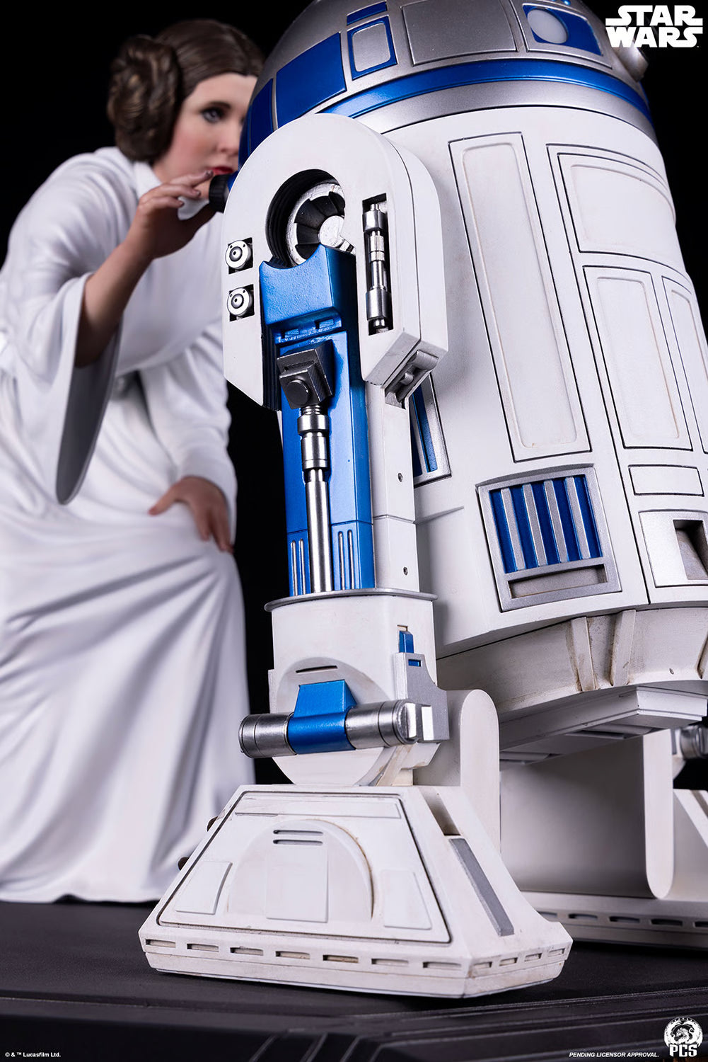 Premium Collectibles - Princess Leia and R2-D2