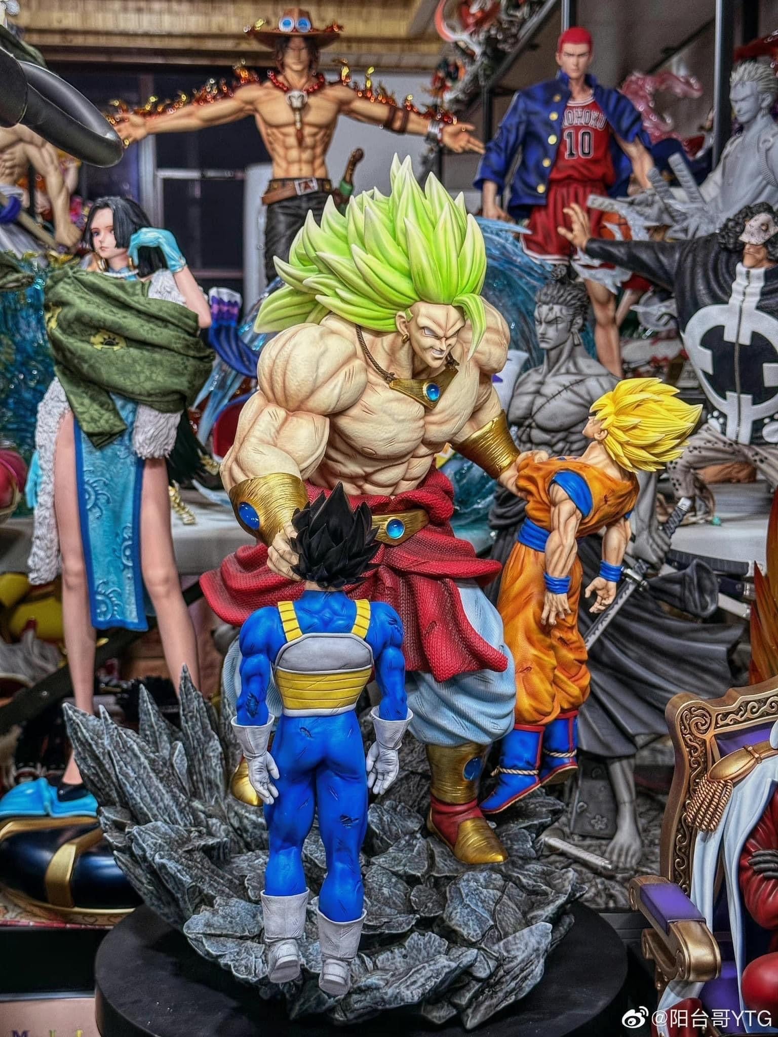 Break - Broly vs Goku and Vegeta StatueCorp